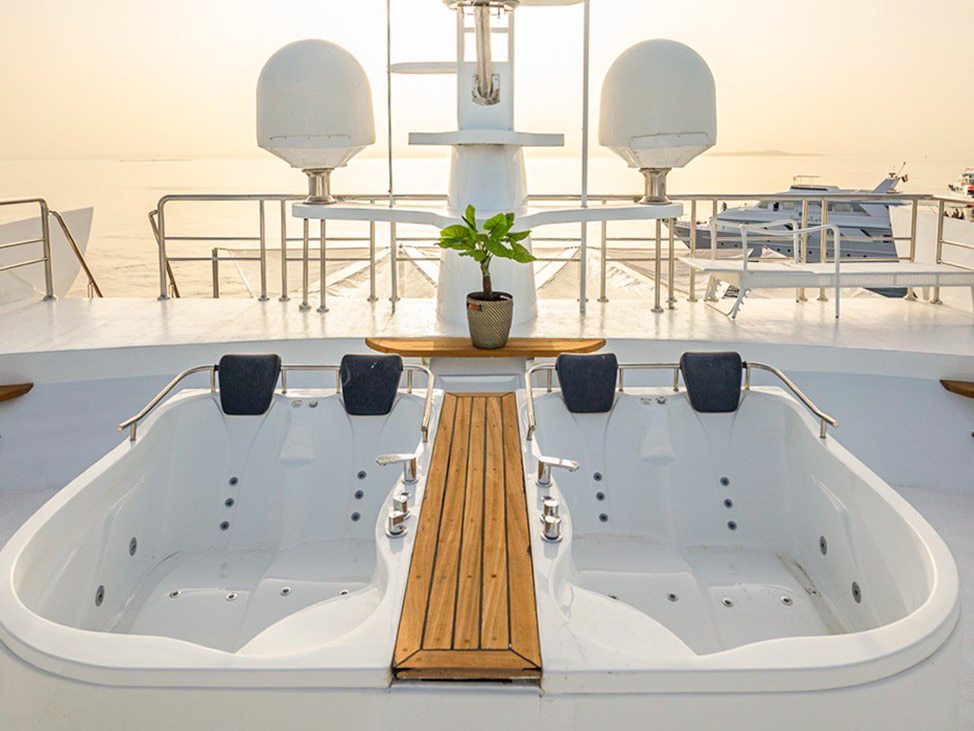 Lounge spaces on liveaboard